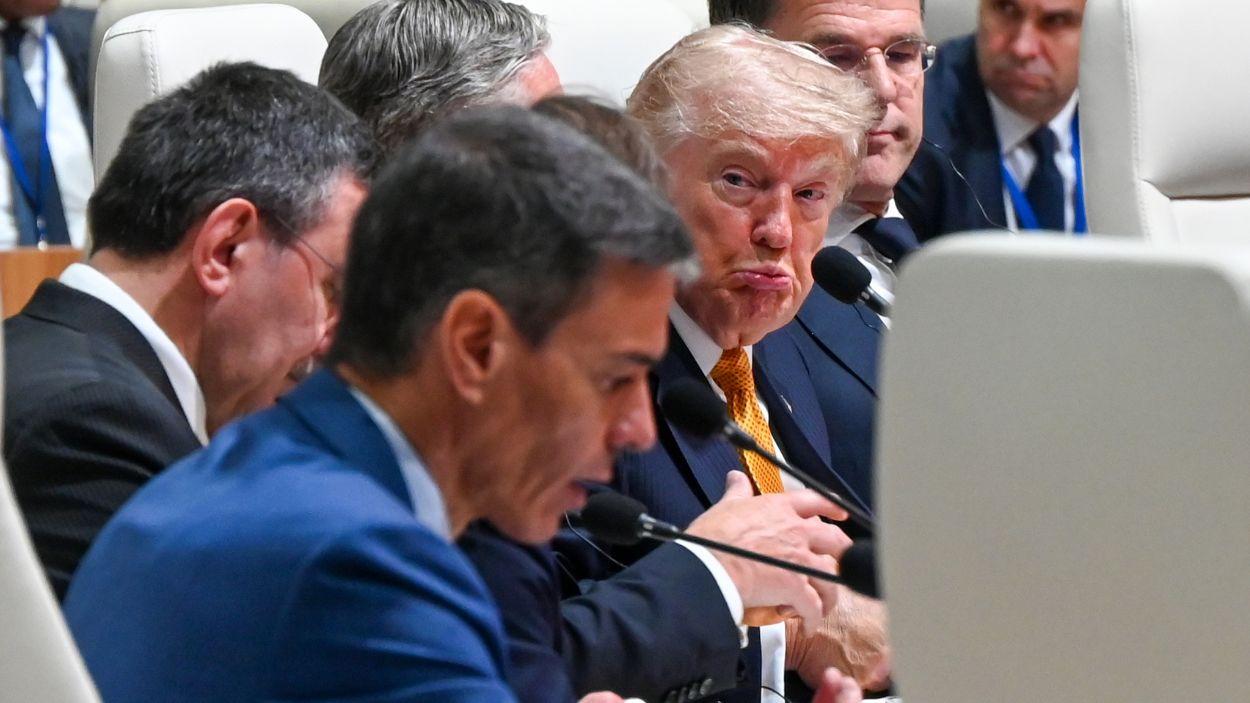 El presidente de Estados Unidos, Donald Trump, mira a Pedro Sánchez durante la última cumbre de la OTAN en Ankara, Turquía. Archivo EP