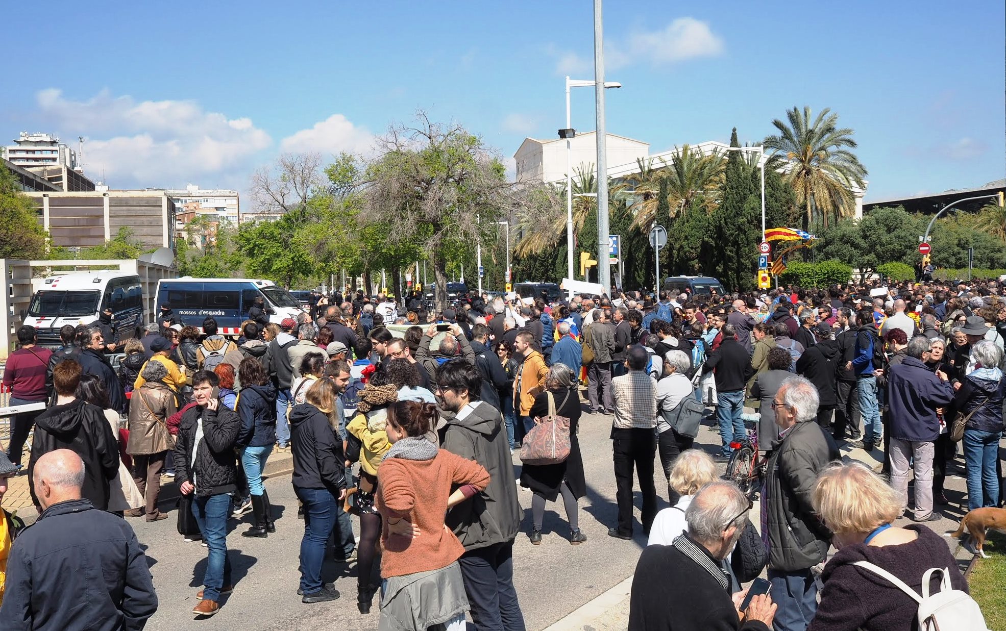 Los CDR se han concentrado en el Auditorio de Barcelona en protesta por la visita de Felipe VI