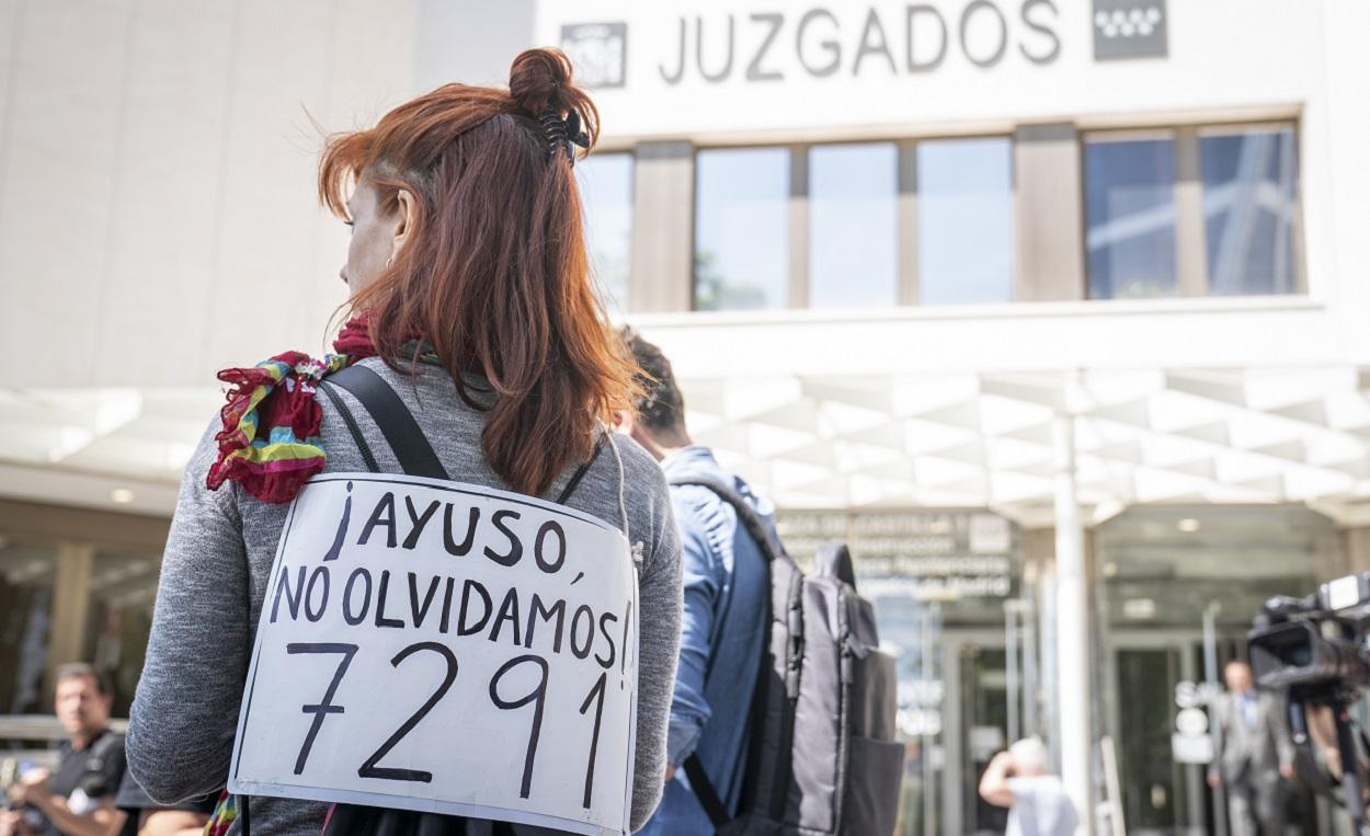 Una persona protesta contra la gestión de las residencias en la Comunidad de Madrid. EP