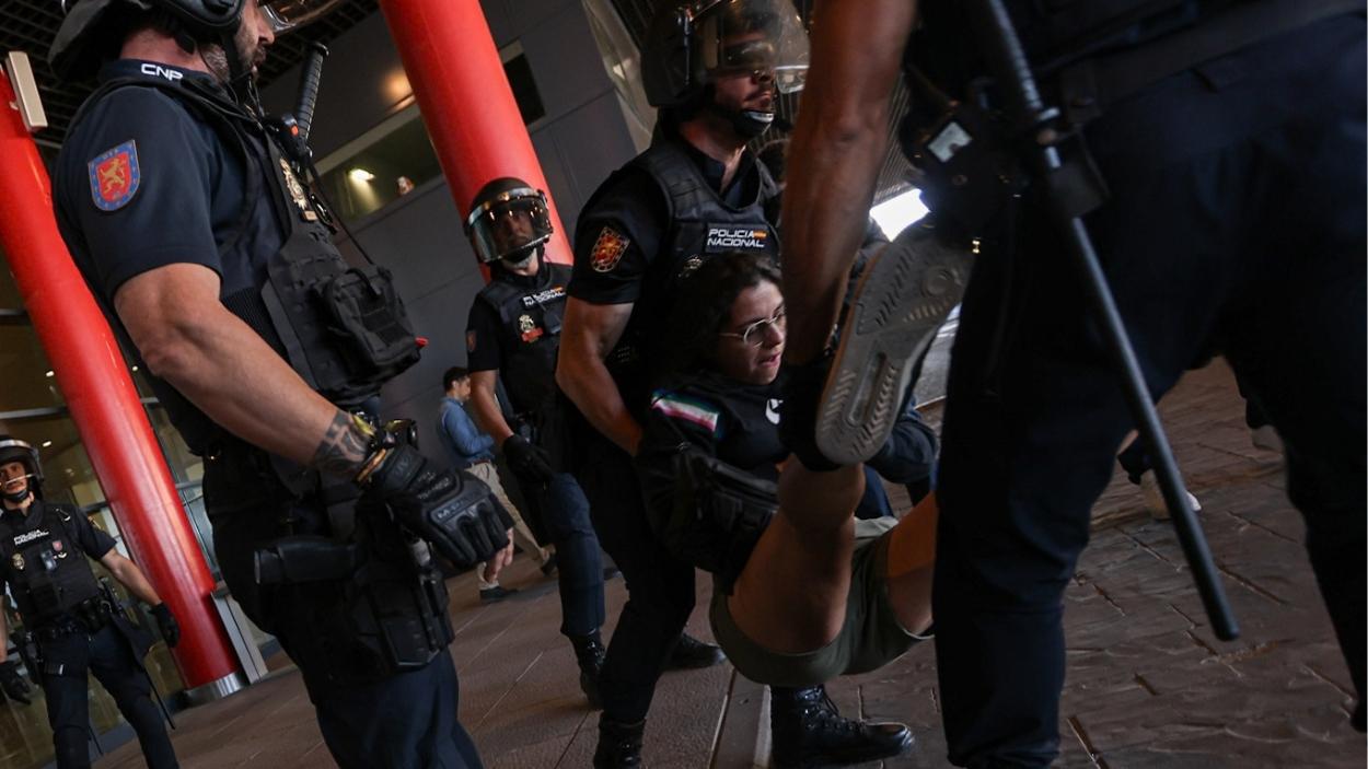 Una manifestante presente en The District es expulsada a la fuerza por parte de los agentes de Policía Nacional