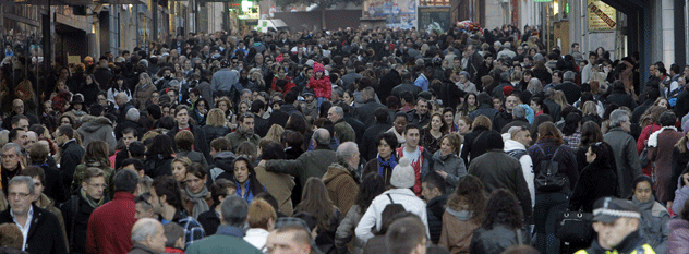Una multitud de personas en la calle Preciados, en el centro de Madrid
