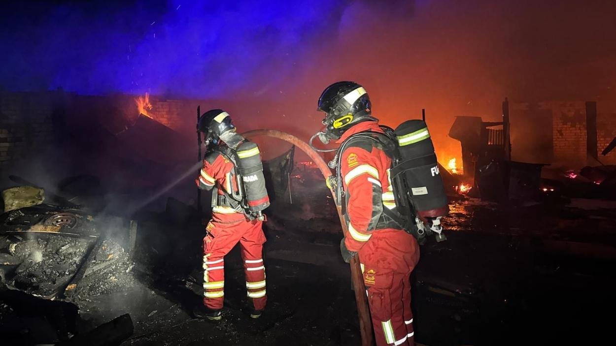 Bomberos de la Comunidad de Madrid sofocan un incendio en siete infraviviendas de Fuenlabrada esta madrugada. EP.