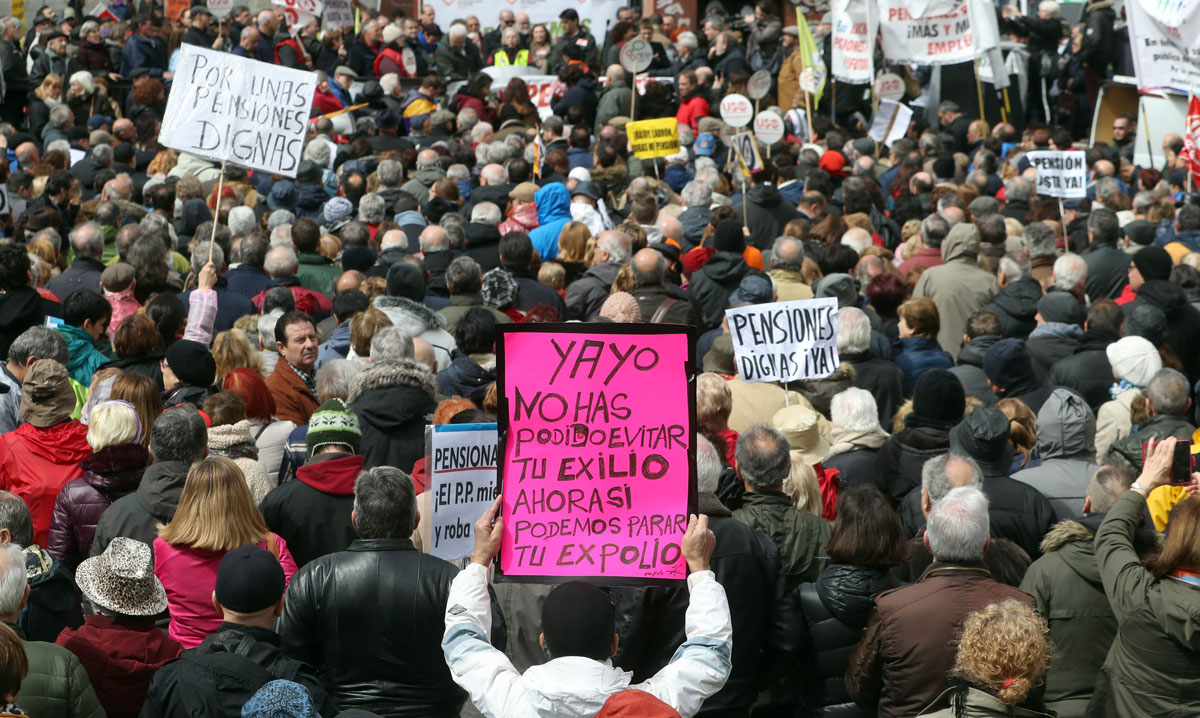 Asistentes a una manifestación por unas pensiones dignas, convocada por la Mesa Estatal por el Blindaje de las Pensiones (MERP), en Madrid