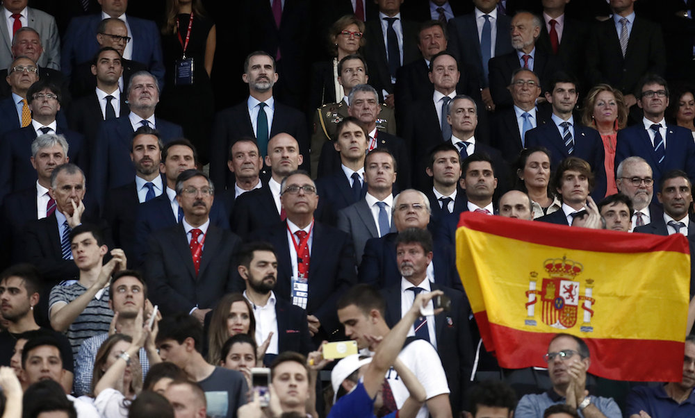 El rey Felipe junto al ministro de Educación, Íñigo Méndez de Vigo (2i-arriba); el president de la Generalitat, Carles Puigdemont (i-arriba); el presidente de la Federación Española de Fútbol, Ángel María Villar, y el lehendakari, Íñigo Urkullu.