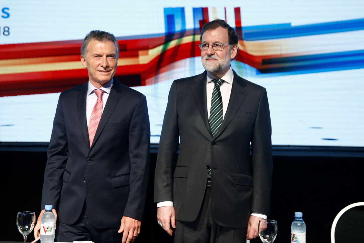 El presidente del Gobierno, Mariano Rajoy (d), junto al presidente Argentina, Mauricio Macri (i), durante la inauguración de un encuentro empresarial