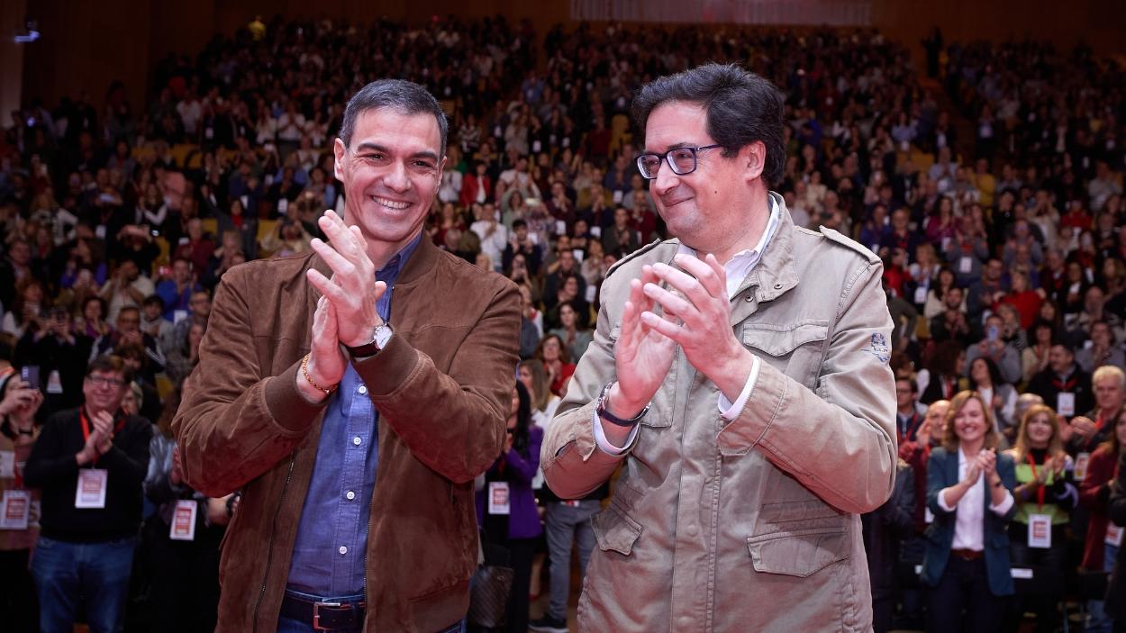 El secretario general del PSOE y presidente del Gobierno, Pedro Sánchez, y ministro para la Transformación Digital, Óscar López, durante un acto del PSOE. EP.