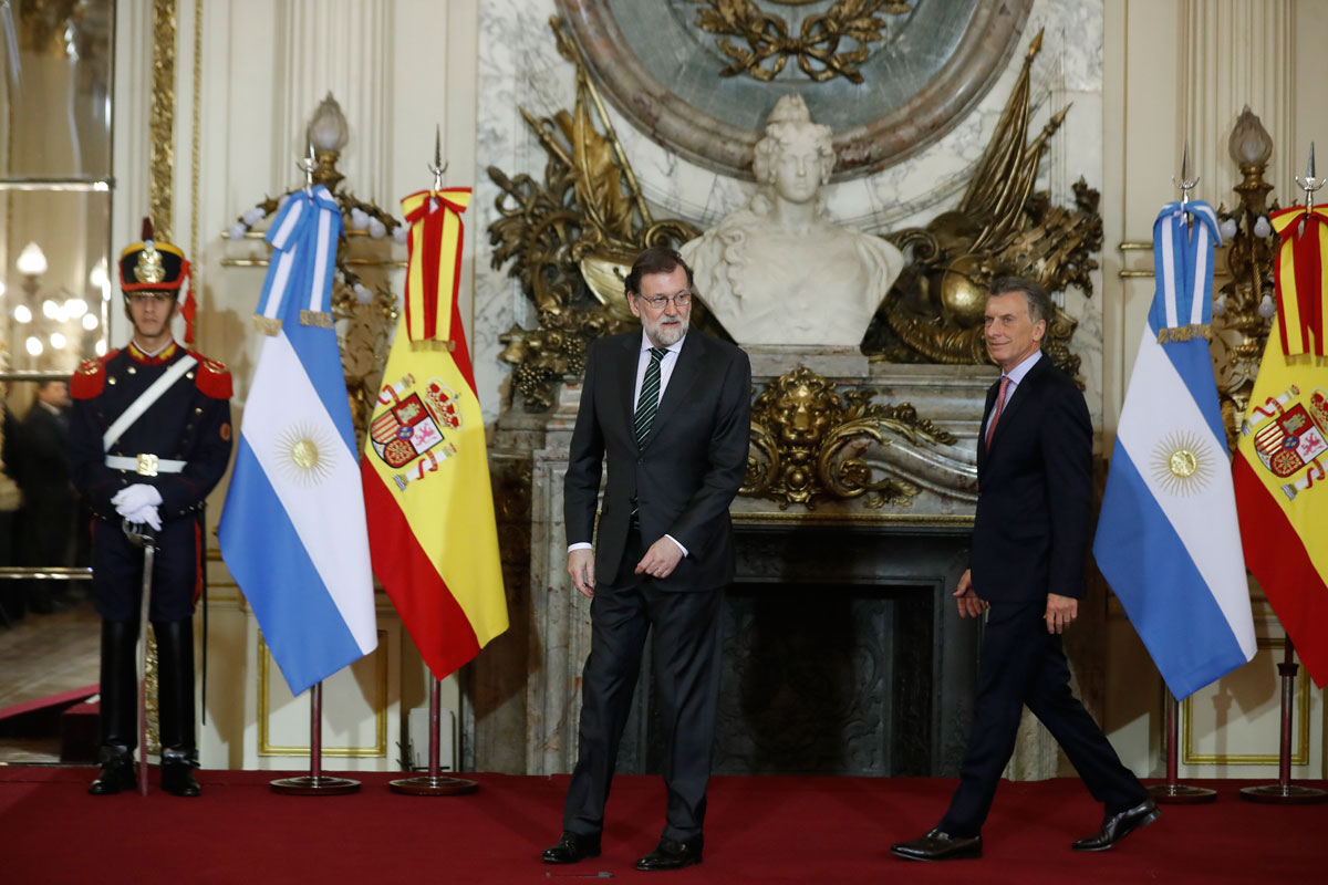 El presidente del Gobierno de España, Mariano Rajoy (c), llega junto al presidente argentino, Mauricio Macri (d), a la Casa Rosada en Buenos Aires (Argentina)