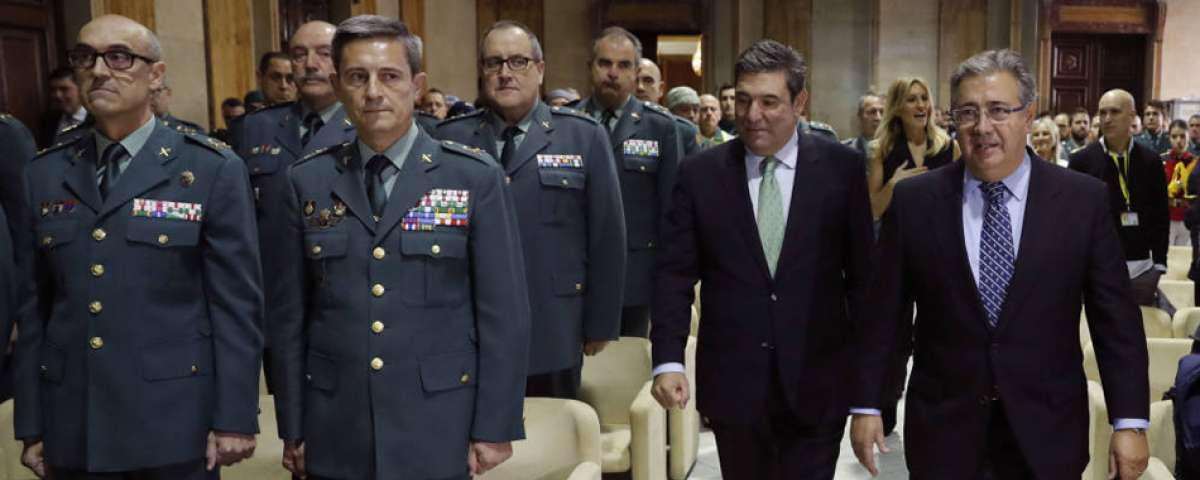 El ministro del Interior, Juan Ignacio Zoido (d), junto al director general de la Guardia Civil, Jose Manuel Holgado Merino