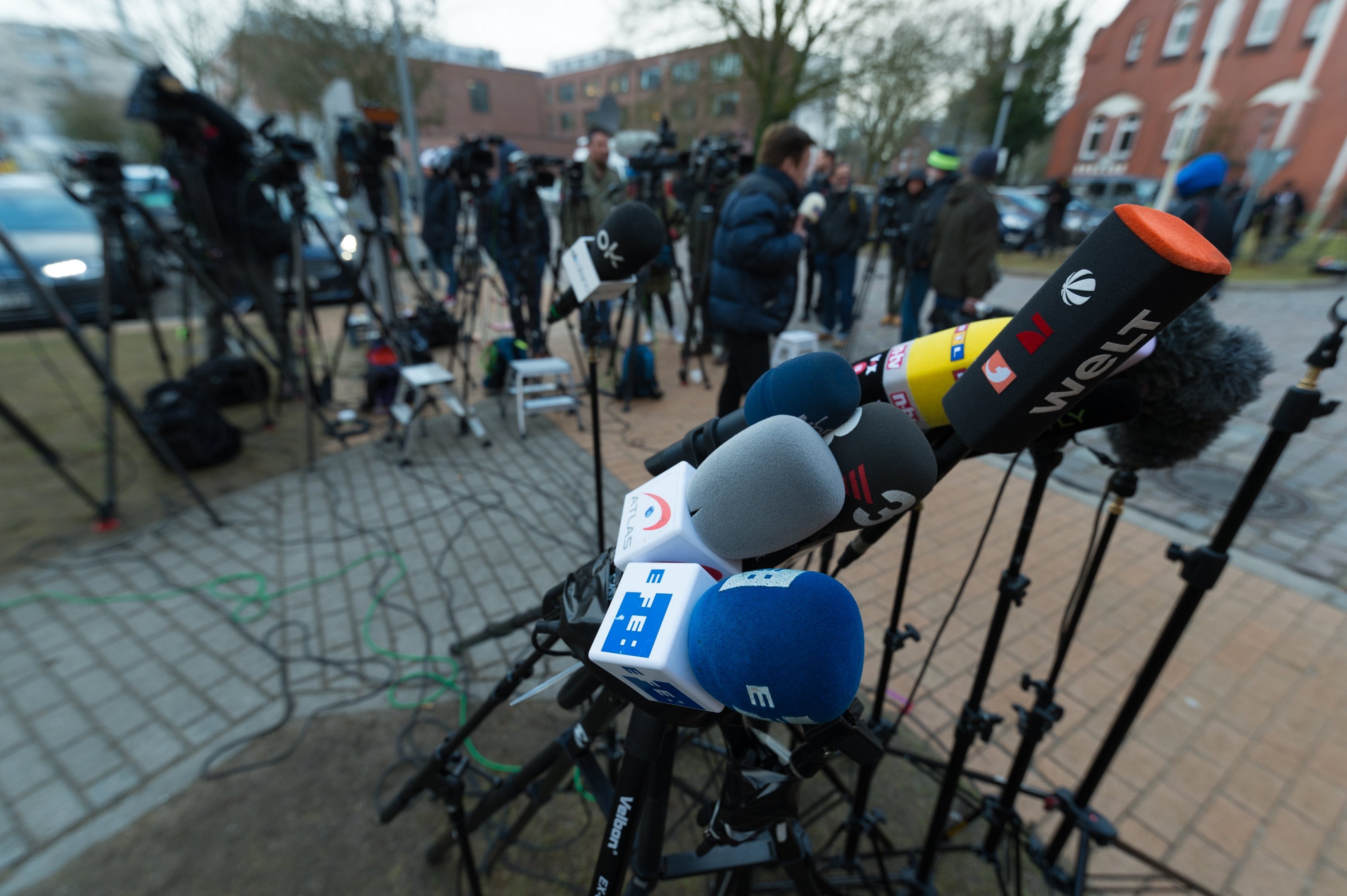 Micrófonos de diferentes agencias y medios de comunicación preparados frente a la cárcel de Neumünster (norte de Alemania) a la espera de la salida de prisión del expresidente de la Generalitat de Cataluña Carles Puigdemont, este 6 de abril.