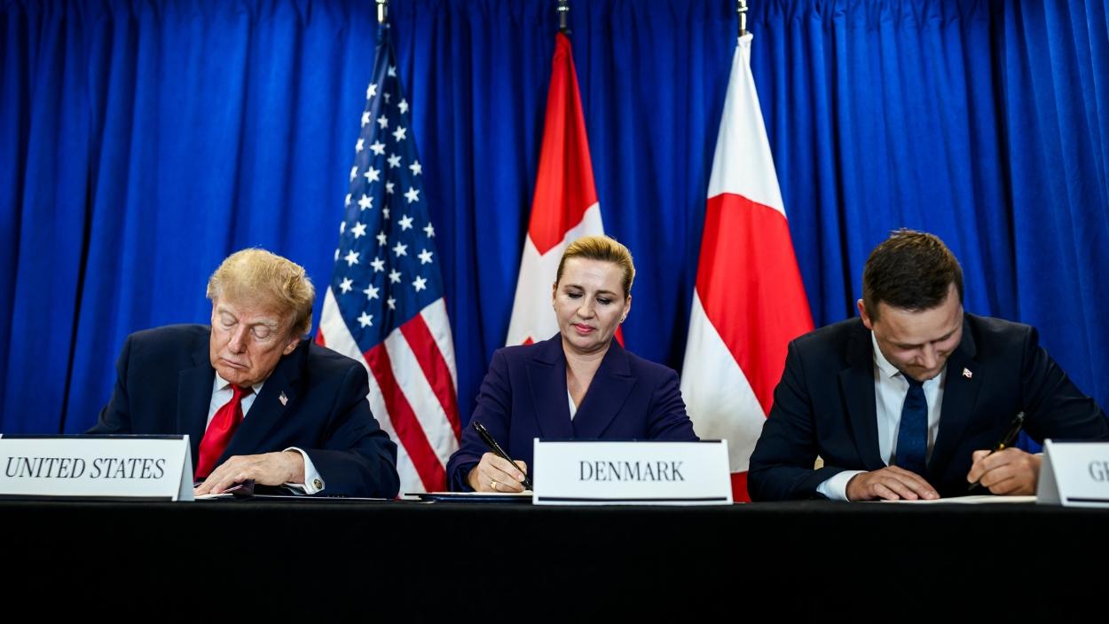 El presidente de EEUU, Donald Trump; la primera ministra de Dinamarca, Mette Frederiksen; y el primer ministro de Groenlandia, Jens Frederik Nielsen. Imagen: La Casa Blanca. 