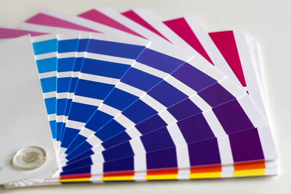 Una muestra pantone de una imprenta