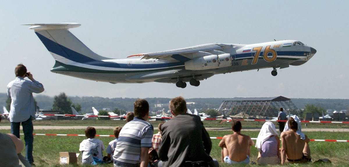Fotografía de archivo del 17 de agosto, que muestra un avión de carga ruso tipo Iliouchine durante un vuelo de exhibición en el Salón Internacional Aeronáutico de Moscú (Rusia). 