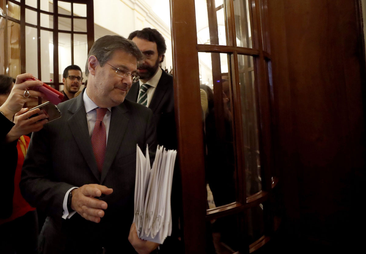 El ministro de Justicia, Rafael Catalá, saliendo del pleno del Congreso
