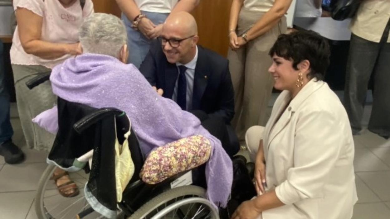 El conseller de Derechos Sociales e Inclusión, Raúl Moreno, y la alcaldesa de Santa Coloma, Mireia González, en la Residencia Asistida Ramon Berenguer. Ayuntamiento de Santa Coloma de Gramenet