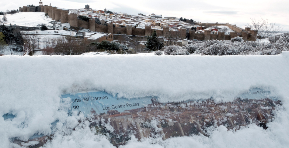 Vista general de Ávila tras una nevada