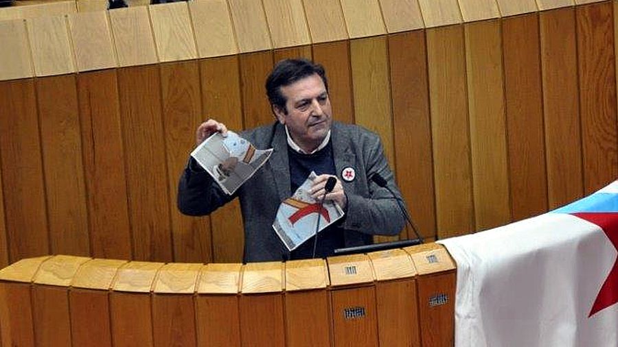 Luis Bará, diputado del BNG, rompe una fotografía de Felipe VI en el Parlamento gallego.