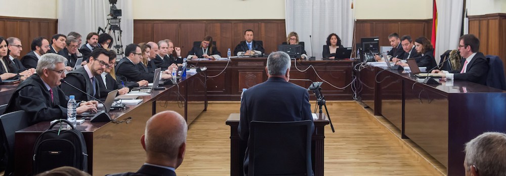 El expresidente José Antonio Griñán, de espaldas, declarando en el juicio de los ERE.