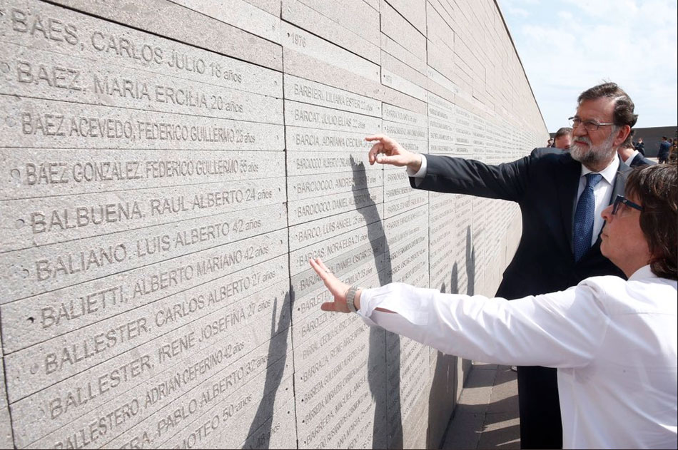 El presidente del Gobierno, Mariano Rajoy, en el monumento a las víctimas de la dictadura argentina