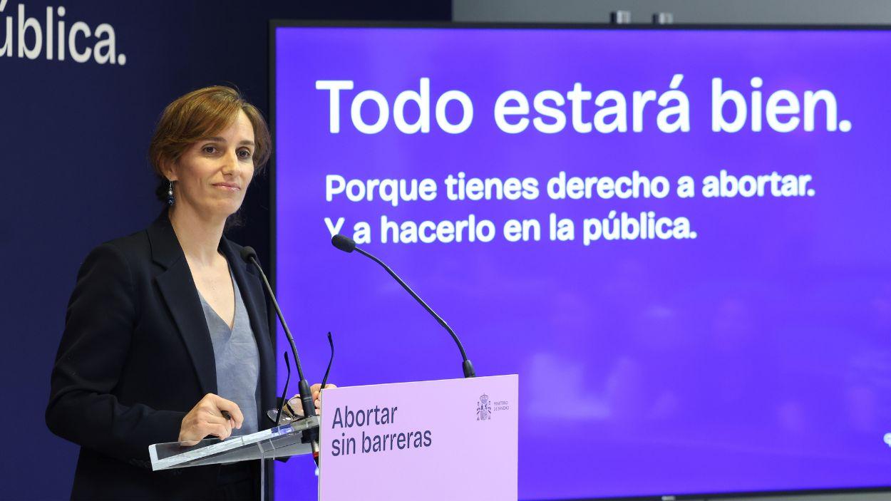 La ministra de Sanidad, Mónica García, presenta la campaña por el aborto en la pública. EP