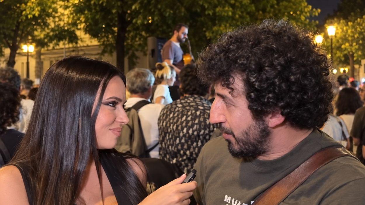 Sarah Santaolalla entrevista a Marwan durante la protesta contra el desahucio de Maricarmen.