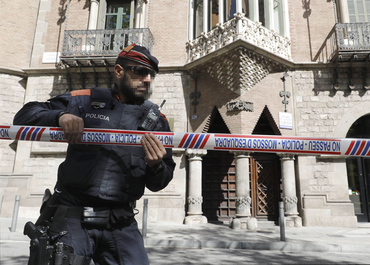 Un Mosso d'Esquadra precinta las inmediaciones de la a sede del Consejo de la Diplomacia Pública de Cataluña (Diplocat)