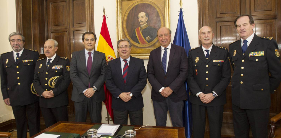 El ministro Juan Ignacio Zoido, el secretario de Estado de Seguridad, José Antonio Nieto, con la cúpula de la Policía Nacional