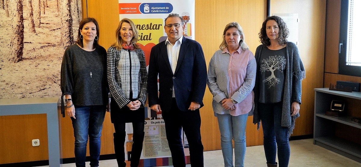 Nati Francés, regidora de Bienestar Social, Mayte Albertí, la directora general de Desarrollo Social y Equidad, Alfonso Rodríguez Badal, alcalde de Calviá, Ana Pérez y la directora de RANA, Pilar Sevilla