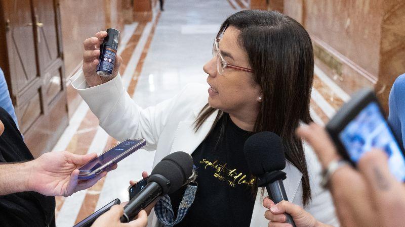 La diputada del PP, Ana Vázquez, tras ser expulsada por llevar un bote de gas pimienta durante una sesión de control al Gobierno, en el Congreso de los Diputados, a 23 de septiembre de 2026, en Madrid (España). EP,