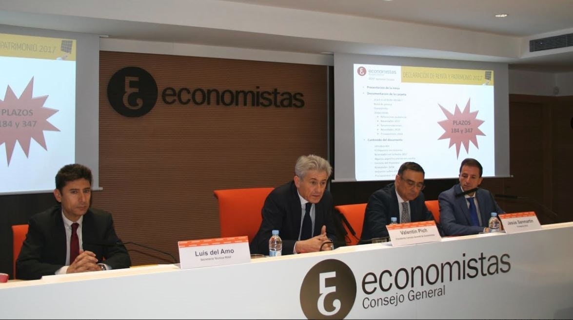 El presidente del Consejo General de Economistas, Valentín Pich (centro) en una rueda de prensa. 