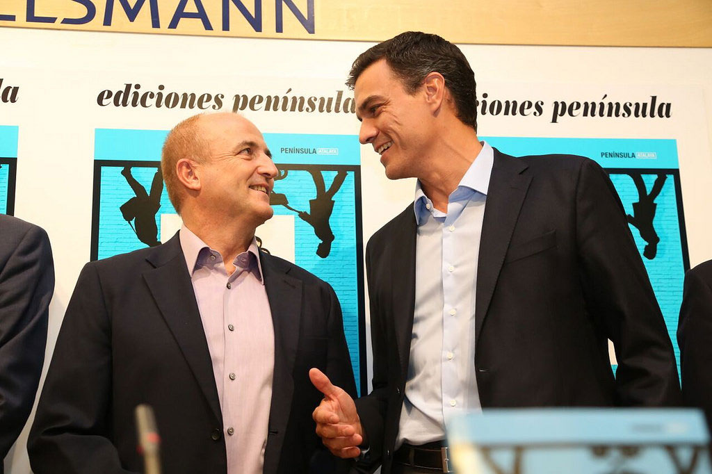 El exministro de Industria Miguel Sebastián y el secretario general del PSOE Pedro Sánchez