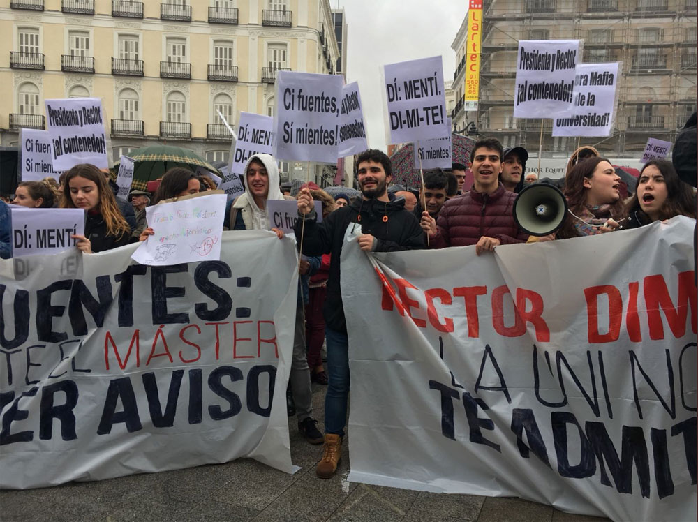 Estudiantes de la URJC se manifiestan frente al Gobierno de la Comunidad de Madrid en la Puerta del Sol