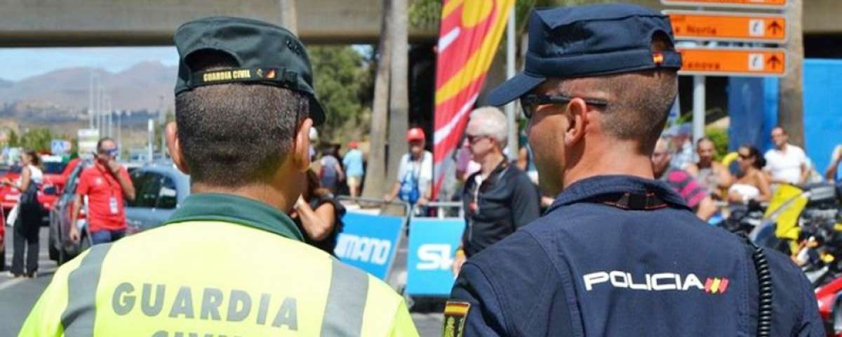 Un guardia civil junto a un policía nacional.