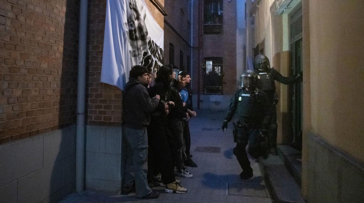 Varias personas resisten para tratar de impedir el desahucio en la calle Carnero, a 7 de mayo de 2026, en Madrid. EPArchivo.