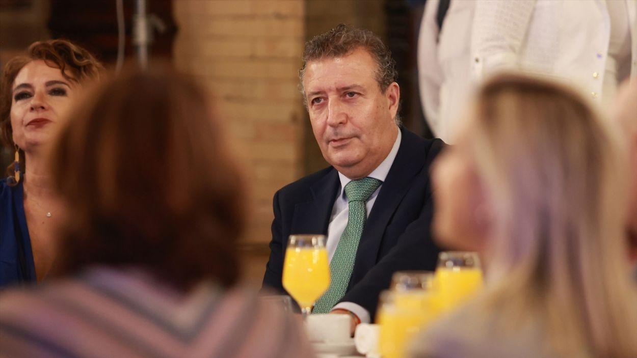 El presidente de la Diputación y secretario provincial del PSOE, Javier Fernández, participa en Sevilla en un desayuno informativo organizado por 'Fórum Europa' / EP
