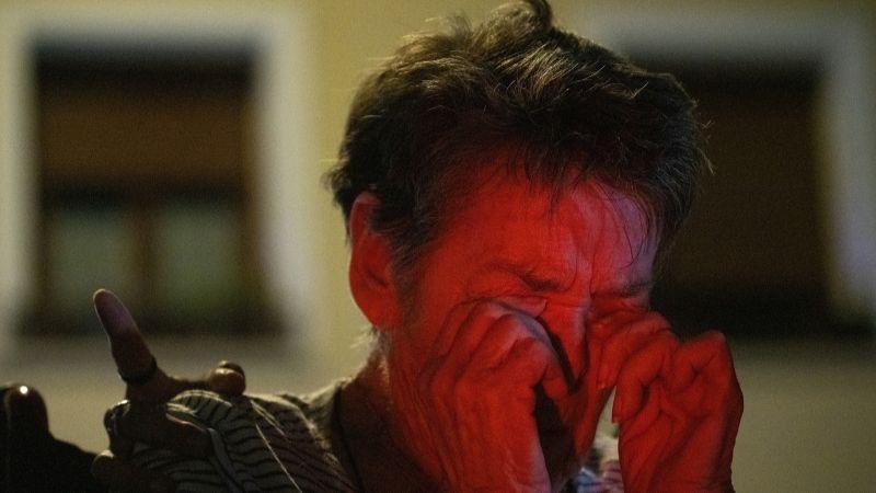 Maricarmen llora emocionada durante una concentración bajo el lema ‘Maricarmen se queda’, a 22 de septiembre de 2026, en Madrid (España). El desahucio de Maricarmen, la vecina de 87 años del barrio de Retiro en Madrid, se encuentra en suspenso temporal mientras se movilizan el Sindicato de Inquilinas e Inquilinos y los vecinos para evitar su desalojo por parte de la empresa propietaria. Fecha: 22/09/2026. EP.