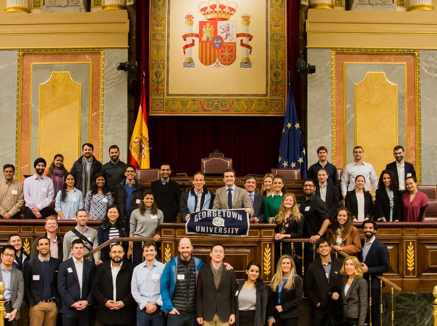 Pablo Casado, con una delegación de alumnos de Georgetown en el Congreso de los Diputados.