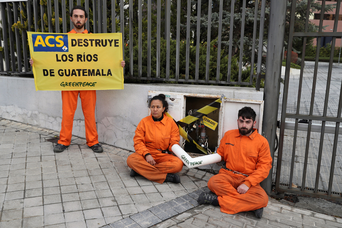 Cerca de una veintena de miembros de Greenpeace se han concentrado esta mañana a las puertas de la sede de la empresa constructora ACS, presidida por Florentino Pérez