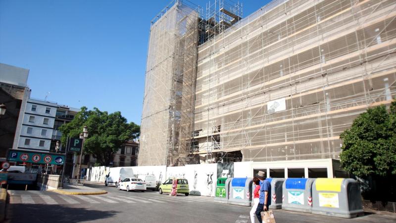 Fachada en obras, cubierta de andamios, de la antigua comisaría de Policía entre las plazas de la Concordia y la Gavidia, en el centro de Sevilla / EP