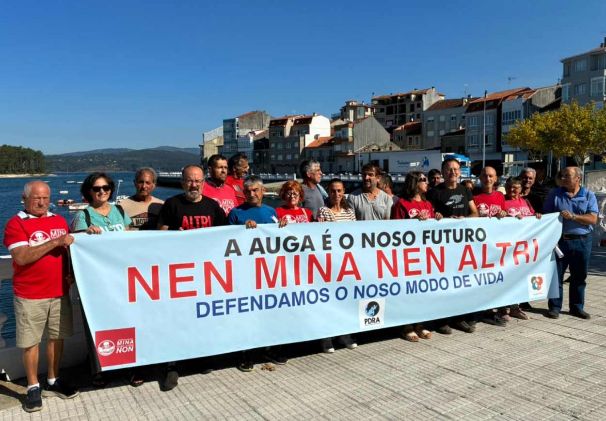 Imagen de miembros de las Plataformas que han hecho público el informe técnico de la Consellería do Mar (Foto: Plataforma Ulloa Viva).