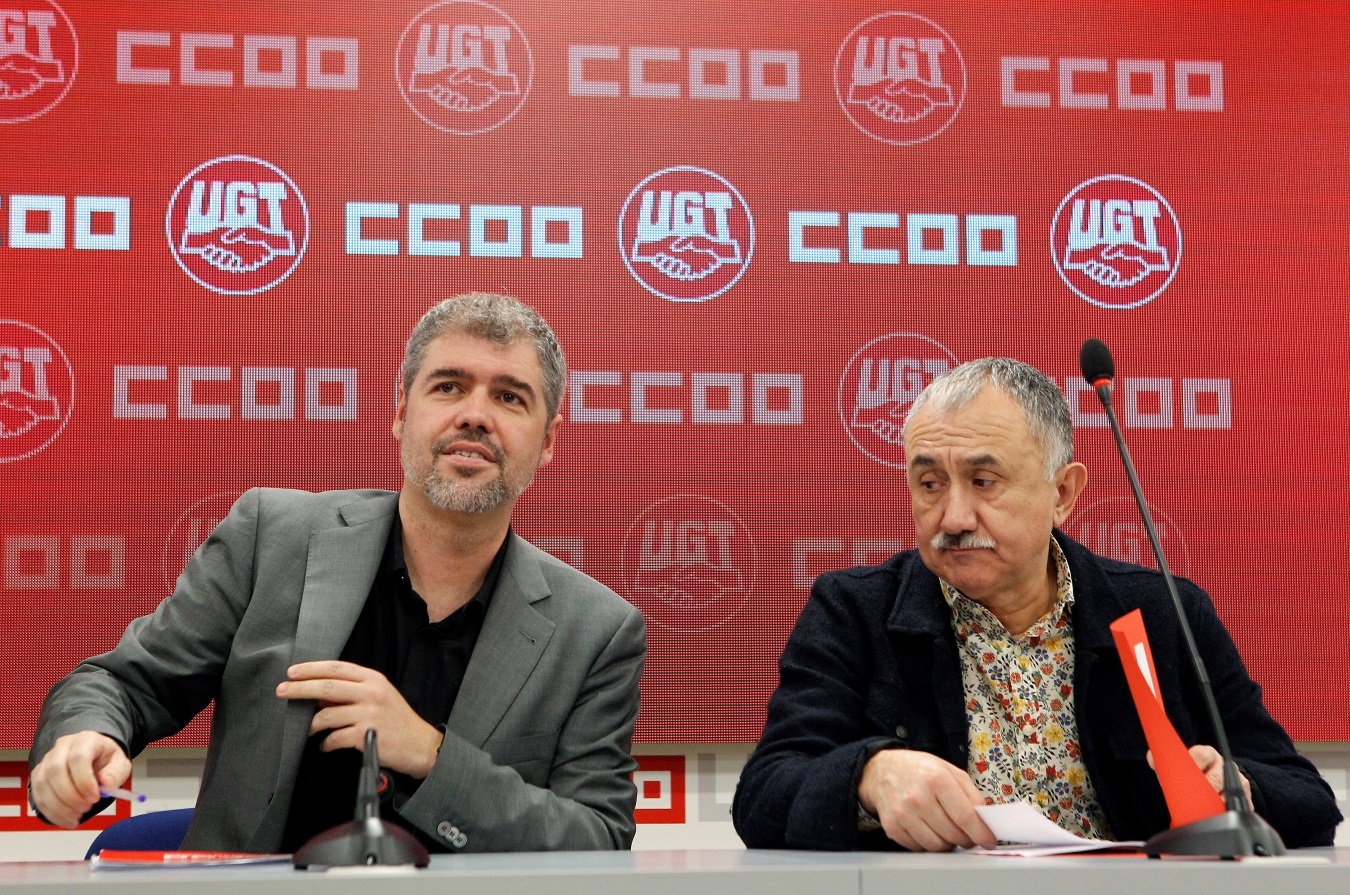 Los secretarios generales de CCOO y UGT, Unai Sordo (i) y Pepe Álvarez (d), respectivamente