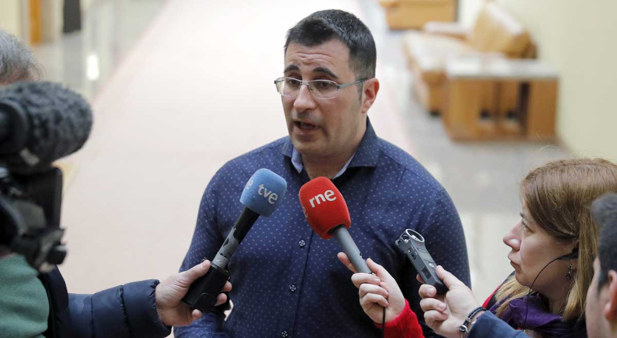 El diputado de EnMarea, Juan Merlo, responde a los periodistas sobre su curriculum, esta mañana en el Parlamento de Galicia en Sanatiago de Compostela. 