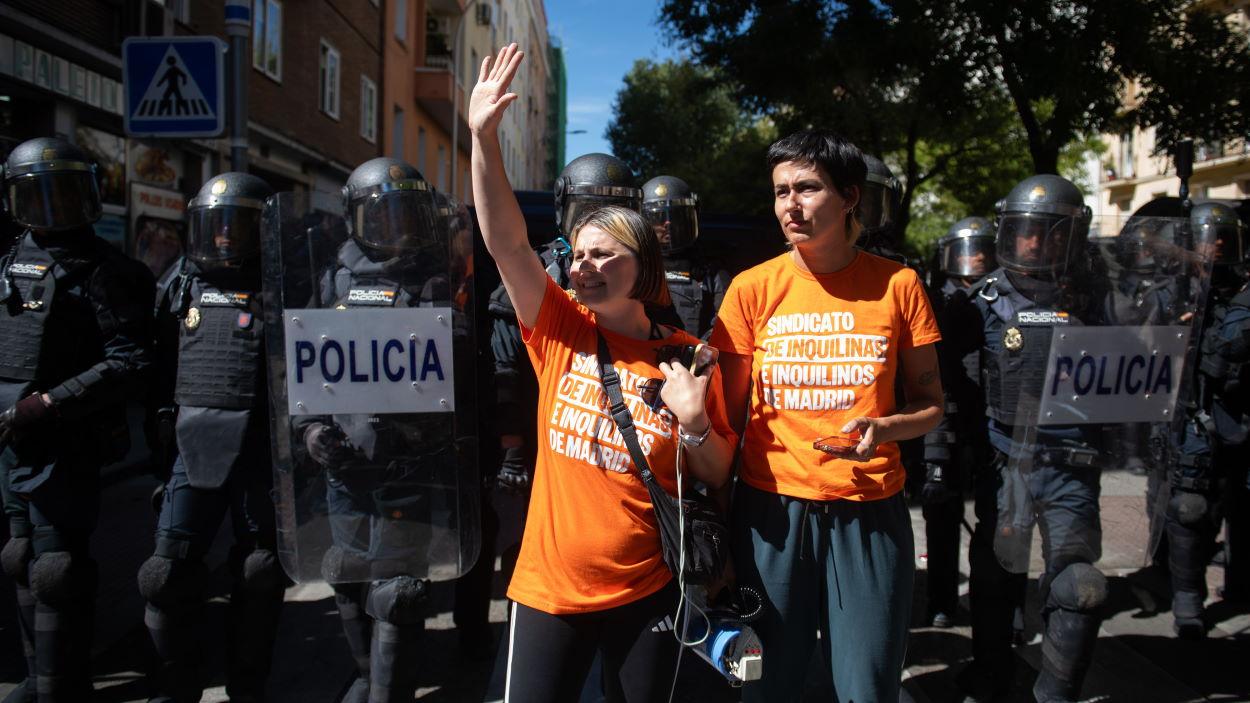 Las portavoces del Sindicato de Inquilinas e Inquilinos de Madrid, Valeria Racu (i) y Alicia del Río (d). EP.