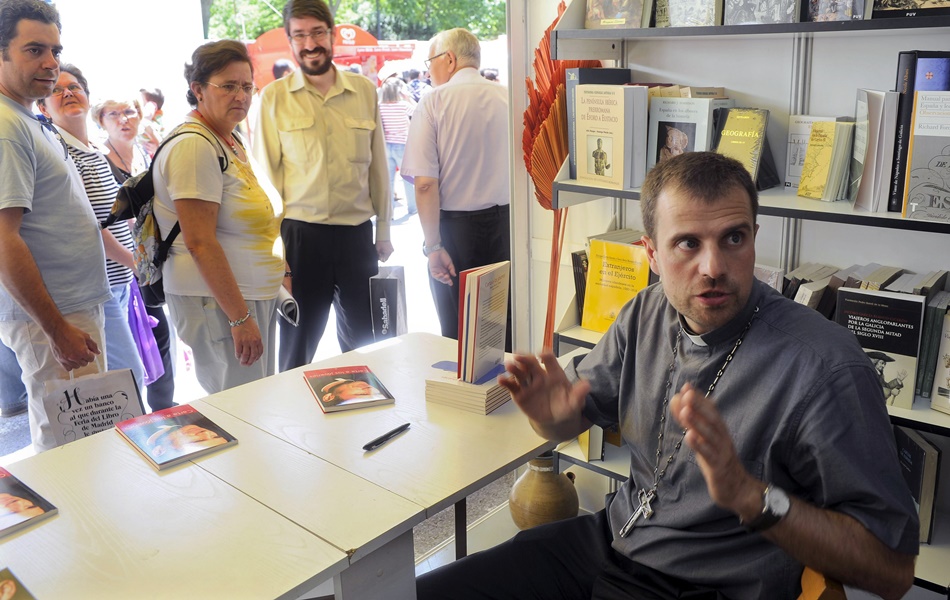 El obispo de Solsona, Xavier Novell, durante la firma de ejemplares de su obra 'Carta a los Jóvenes', en una foto de archivo