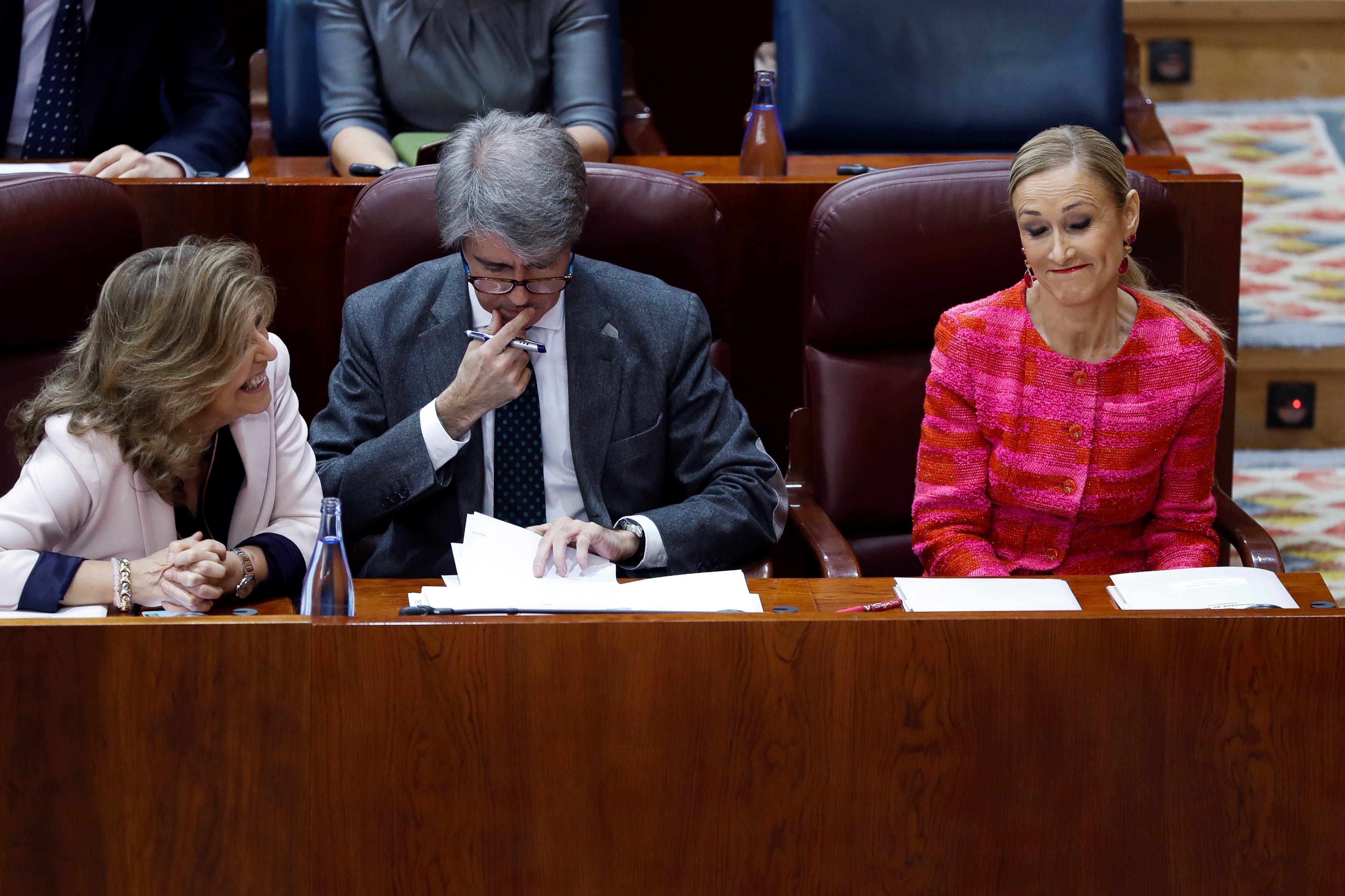 La presidenta madrileña, Cristina Cifuentes (dcha), a su llegada al Pleno de la Asamblea de Madrid.