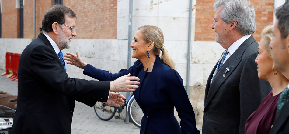 El presidente del Gobierno, Mariano Rajoy, saluda a la presidenta de la Comunidad de Madrid, Cristina Cifuentes, a su llegada al paraninfo de la Universidad de Alcalá.