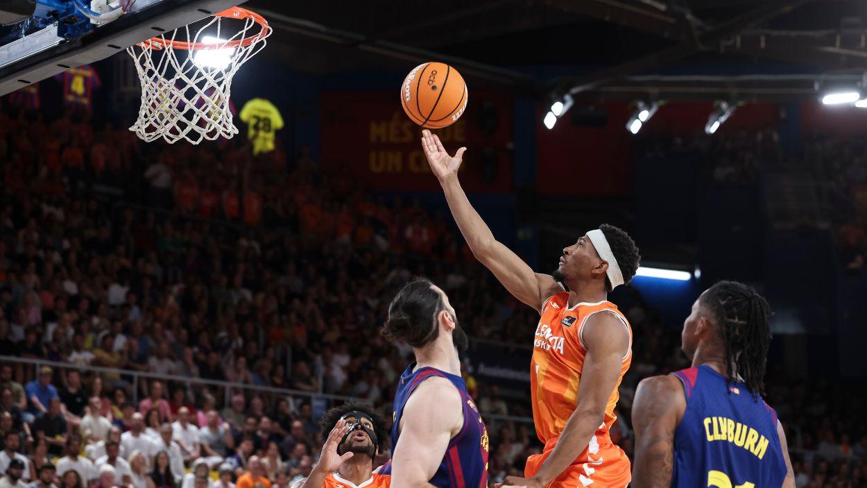 Kameron Taylor, del Valencia Basket, en acción durante el partido de la cuarta final de la Liga ACB Endesa, la liga española de baloncesto, disputado entre el FC Barcelona y el Valencia Basket. EP.