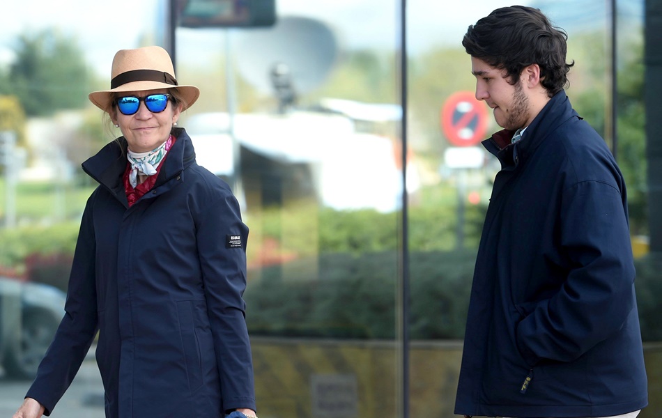 La infanta Elena y su hijo, Felipe Juan Froilán, a su llegada al hospital en el que el rey Juan Carlos fue operado de la rodilla. Archivo.