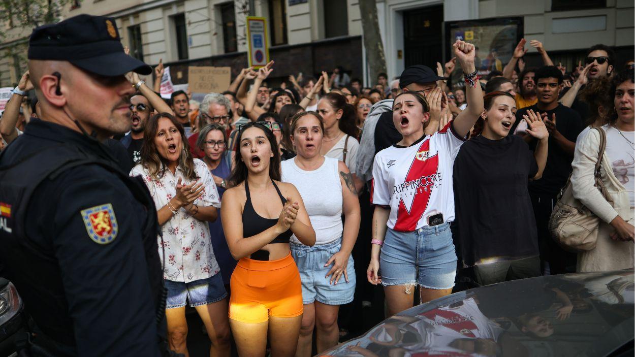 Manifestantes contra el desahucio de Maricarmen. EP