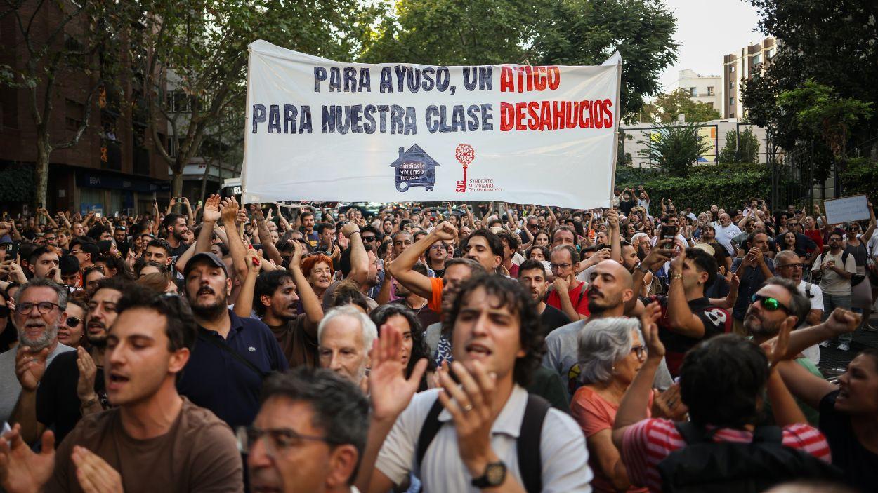 Manifestantes en el paseo del ático del Gobierno de Ayuso. EP