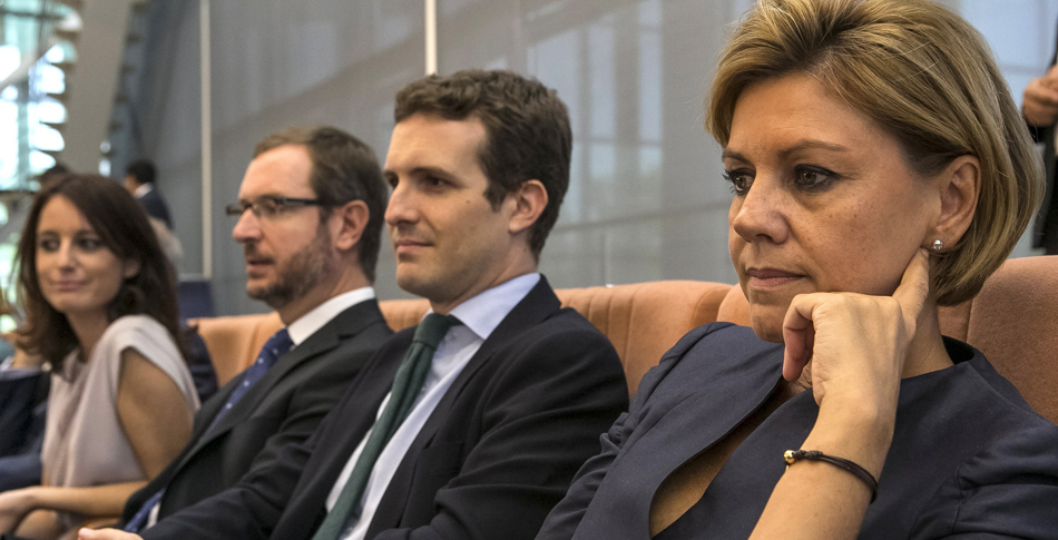 La ministra de Defensa, María Dolores de Cospedal, junto a otros cargos del PP